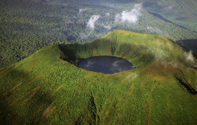 Uganda - 1568 - Bwindi Impenetrable Forest - Buhoma Lodge - Crater view from above